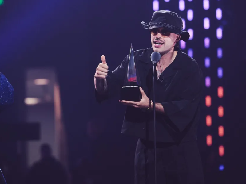 Feid and Karol G shine as the most awarded stars of the night at 2024 Latin American Music Awards